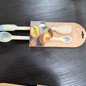 NWT Cream Silicone Spoon Set